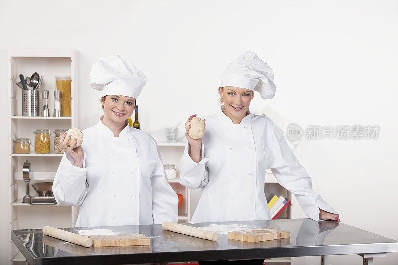 两名厨师/面包师在专业厨房准备生面团